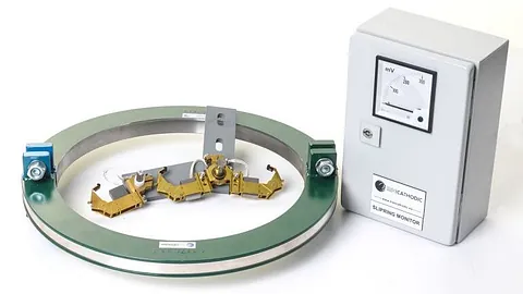 Slitasjeovervåkningssystem med ringformet sensor og kontrollboks.