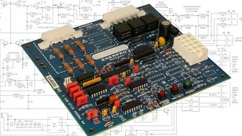 Elektronisk kretskort med ulike komponenter og koblinger, bakgrunn med skjema.
