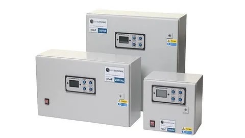 Tre elektriske styringsskap med digitale skjermer og kontrollknapper.