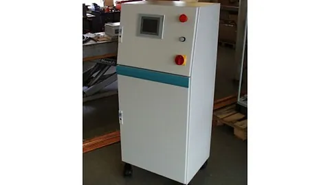 Hvit elektronisk kontrollenhet med skjerm og nødknapper.